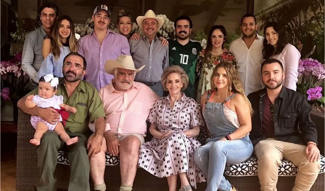 María del Refugio Abarca Villaseñor and Vicente Fernández with their children