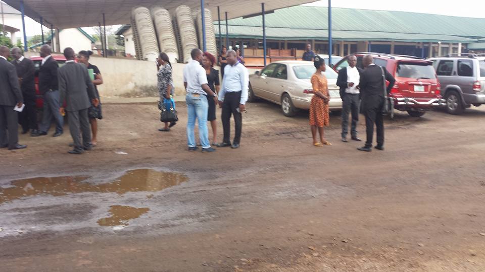 People seen discussing the incident in the court premises. Photo credit: The Authority