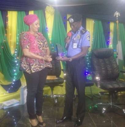 Moji Olaiya receiving her award (Instagram)