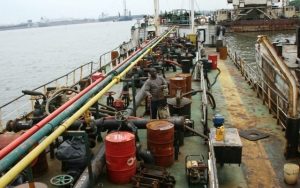 Navy hands over oil thieves to EFCC in Rivers state