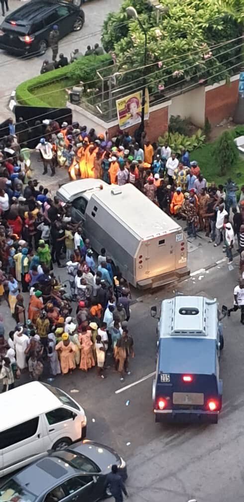 'Bullion Vans Spotted' Entering Tinubu's Home In Bourdillon (Photos)