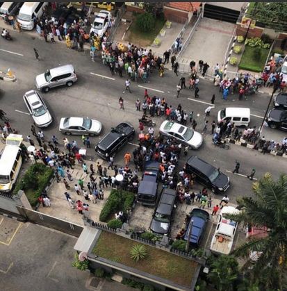 'Bullion Vans Spotted' Entering Tinubu's Home In Bourdillon (Photos)