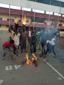 Benue Youths Wash Buhari’s ‘Bad Luck’, Burn APC Brooms After Visit (Photos)
