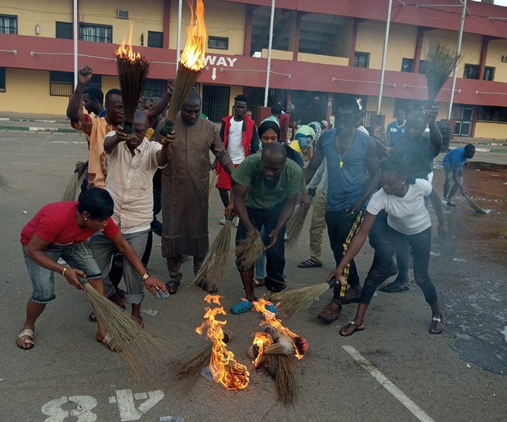 Benue Youths Wash Buhari’s ‘Bad Luck’, Burn APC Brooms After Visit (Photos)