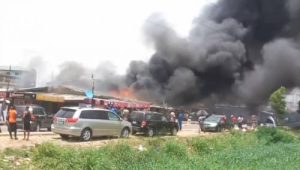 Breaking: Fire Breaks Out In Surulere, Lagos (Video)