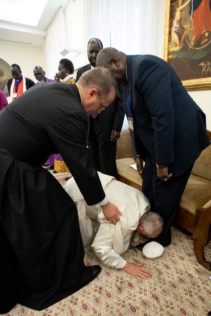 Pope Francis Kisses Feet Of South Sudan Leaders (Video/Photos)