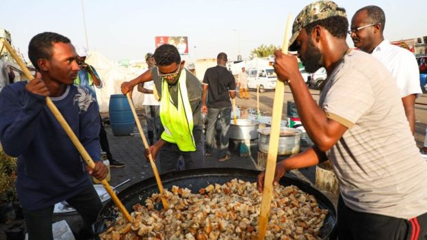 In Sudan, preparation of the evening meal during Ramadan on the sidelines of demonstrations in Khartoum.