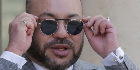 King Mohammed VI of Morocco takes off his sunglasses when he arrives at the Élysée Palace on May 2, 2017 (photo illustration). © Michel Euler / AP / Sipa