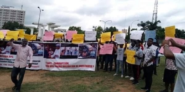 Bullion Van: Angry Nigerians Storm Abuja Street, Demand Bola Tinubu's Arrest (Photos)