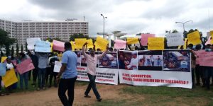 Bullion Van: Angry Nigerians Storm Abuja Street, Demand Bola Tinubu's Arrest (Photos)
