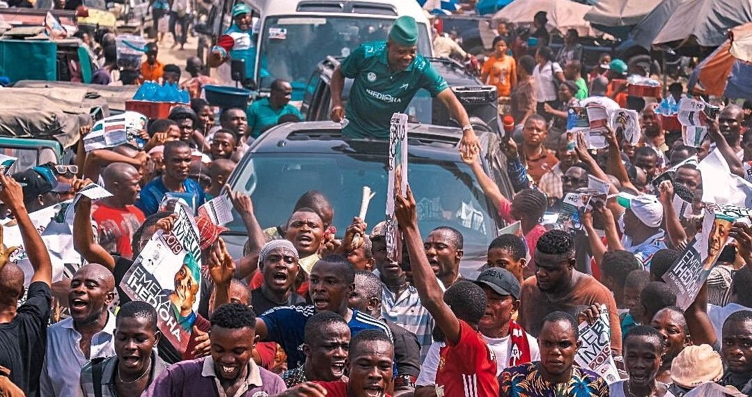 VIDEO: Massive Crowd Mob Ihedioha As He Arrives Imo State