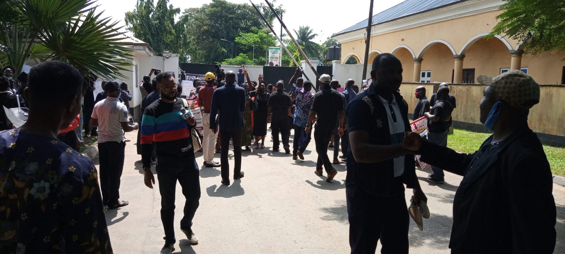 Breaking: Protesters Storm Edo State Government House Over Unpaid Salaries (Photos)