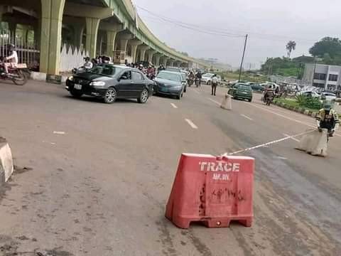 Truck Crashes In Abeokuta, Traders Trapped Under Loads Of Farm Produce (Photos)