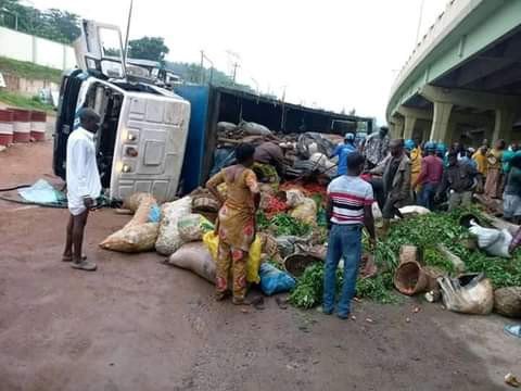 Truck Crashes In Abeokuta, Traders Trapped Under Loads Of Farm Produce (Photos)