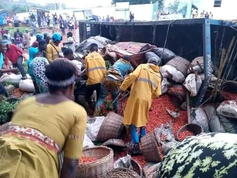 Truck Crashes In Abeokuta, Traders Trapped Under Loads Of Farm Produce (Photos)