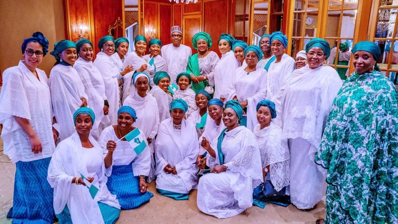 Here are some women, including President Buhari's daughters Zahra and Halima, posing for a photo with the president and his wife at the Government House in Abuja.