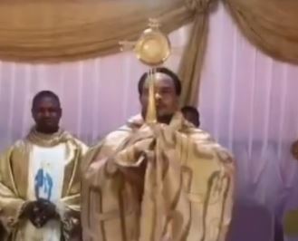 Outrage As Prophet Odumeje Lifts Monstrance During Adoration |PhotoOutrage As Prophet Odumeje Lifts Monstrance During Adoration |Photo