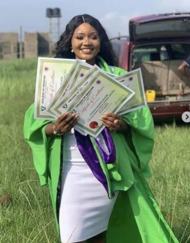 Beautiful Nigerian Slay Queen Bags 7 Awards During Her Graduation