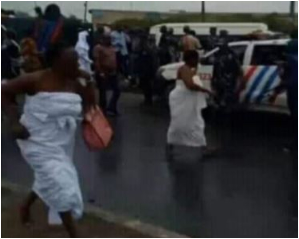 Yeye Osun River Goddess'Runs For Her Life As Police Disperse Agitators With Gunshot