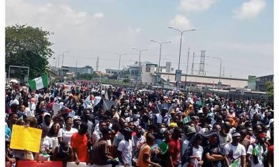 BREAKING: EndSARS Protesters Begin Procession As Police Take Over Lekki Toll Gate