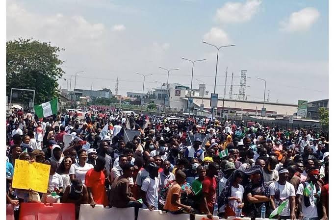 BREAKING: EndSARS Protesters Begin Procession As Police Take Over Lekki Toll Gate