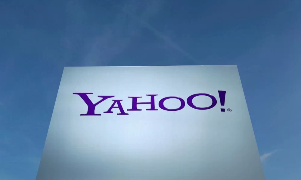 Yahoo Suspends Operations In China