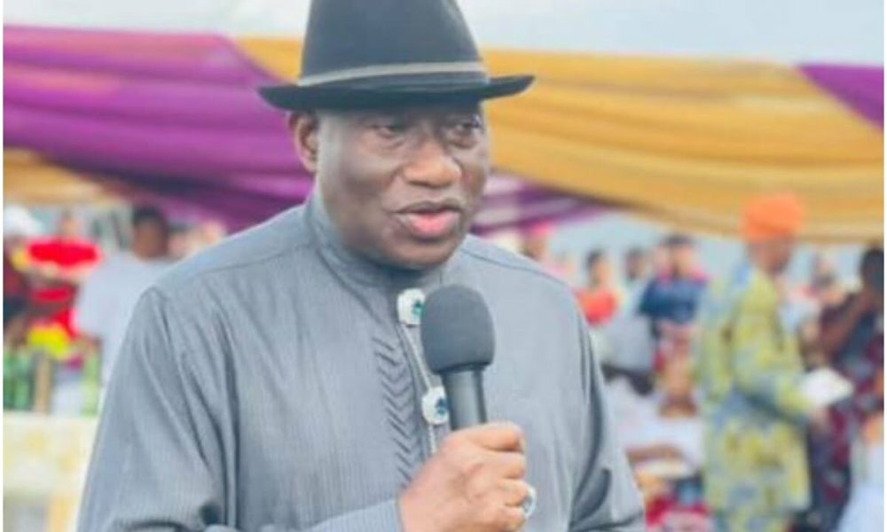 Jonathan Votes In Bayelsa, Expresses Concern Over Lateness Of INEC Officials