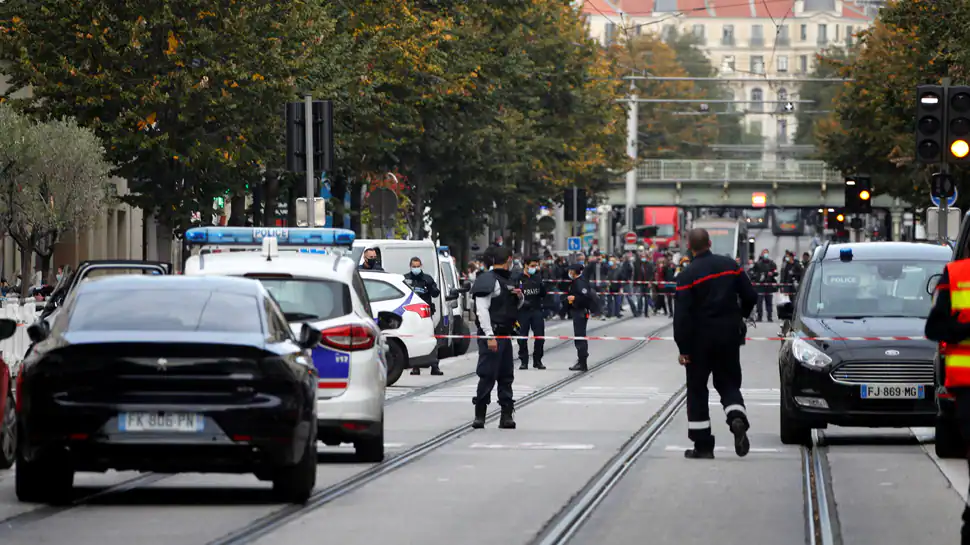 Knife wielding man shouting 'Allahu Akbar' and 'France belongs to Islamic State' is shot by police in Paris