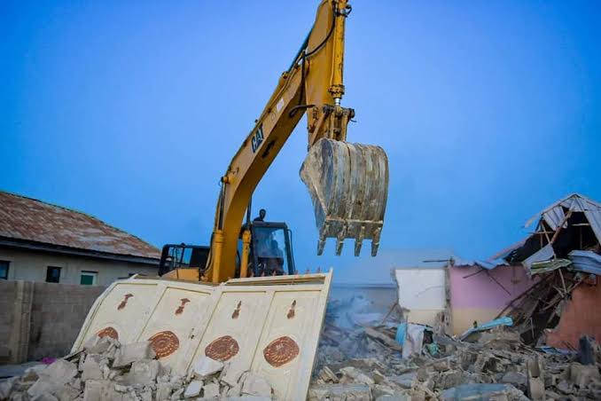 Niger govt demolishes building owned by suspected kidnapper