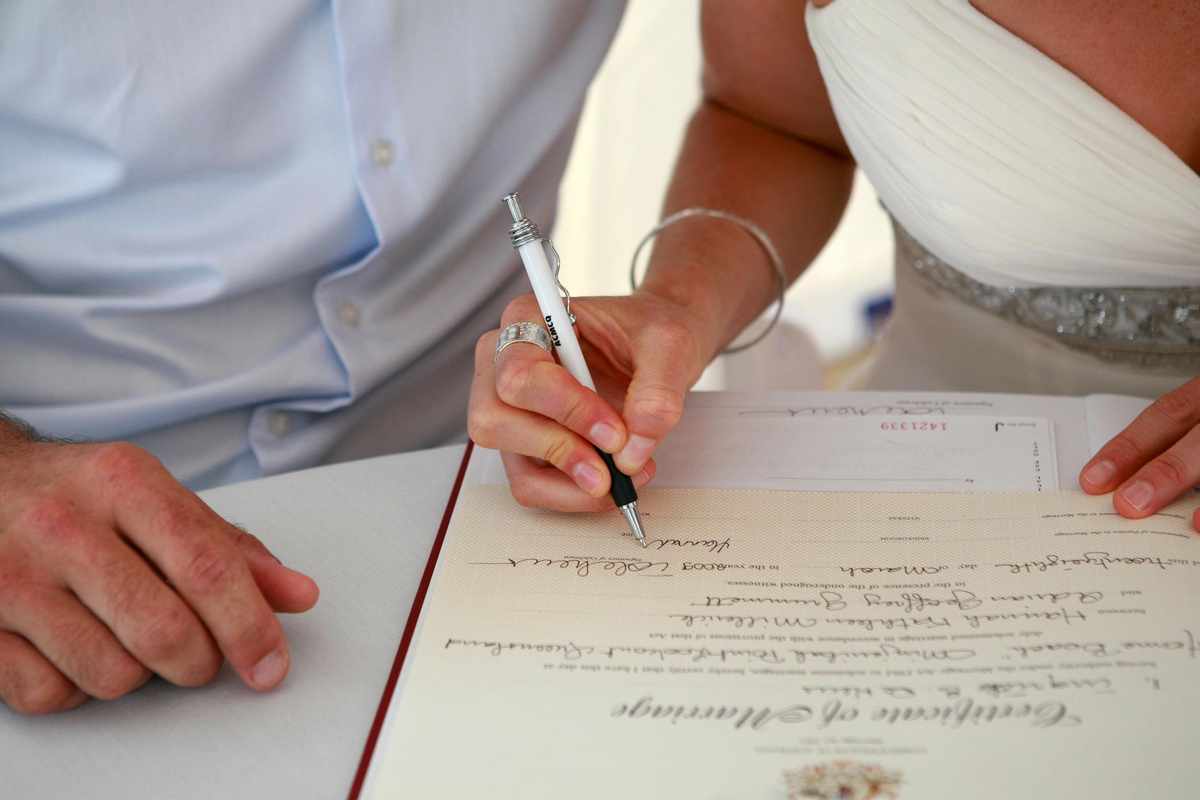 UAE Issues First Civil Marriage Licence To Non-Muslim Couple Under New Law