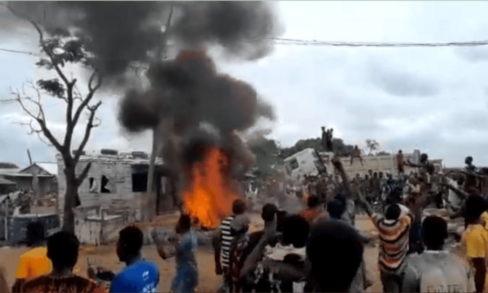 Nigerians React As Mob Kill, Burnt Man To Death Over Alleged Blasphemy In Lugbe, Abuja