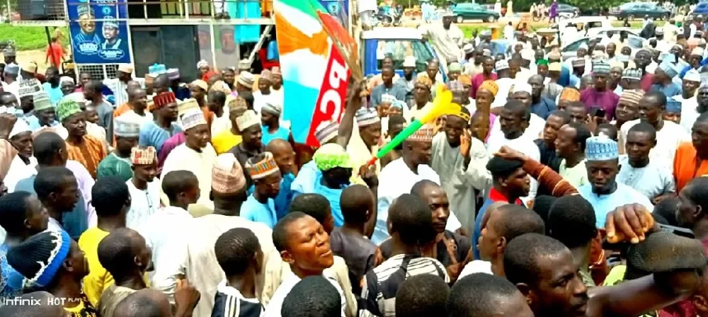 Big Blow On PDP As Ex-commissioner, 12,000 Others Dump Party For APC In Kaduna