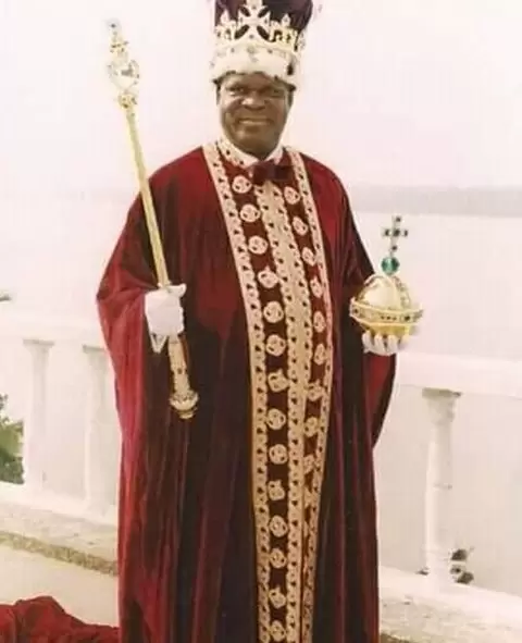 King Efik's crown and cape are from England.