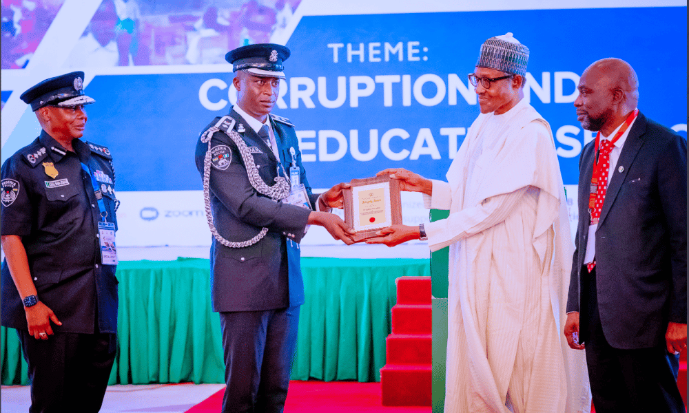 Buhari Presents Award To Police Officer For Rejecting $200,000 Bribe