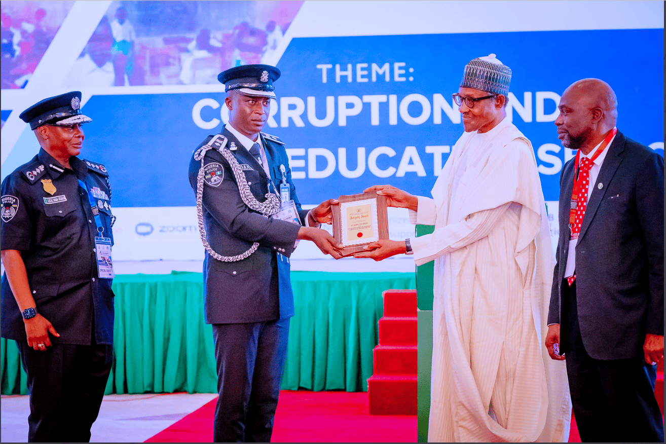 Buhari Presents Award To Police Officer For Rejecting $200,000 Bribe