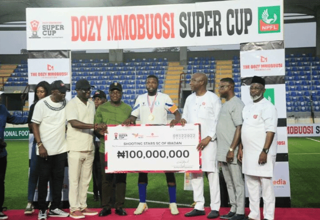 Organizers of Dozy Mmobuosi Super Cup Football Tournament presenting Shooting Stars Sports Club (3SC) with winners’ N100m prize money on Tuesday in Abuja 