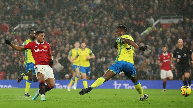 Manchester United Beat Nottingham Forest To Keep Top Four Hope Alive 