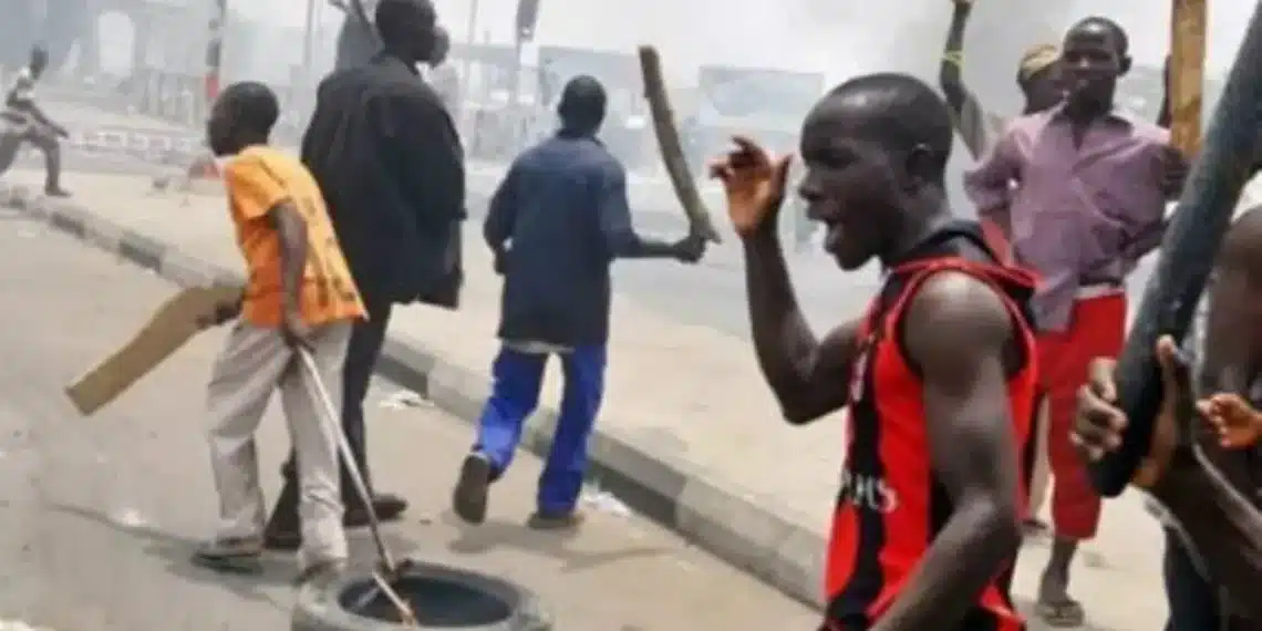 Panic As Hoodlums Attack Police Station In Lagos