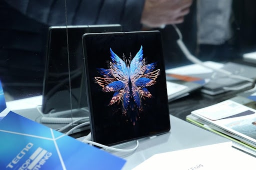 PHANTOM V Fold’s 7.85-inch screen creates an immersive viewing experience.