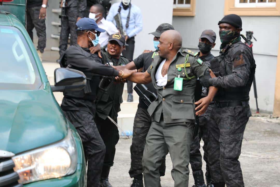 Videos: Moment DSS Operatives Beat Top Ikoyi Prison Official While Trying To Re-arrest Emefiele