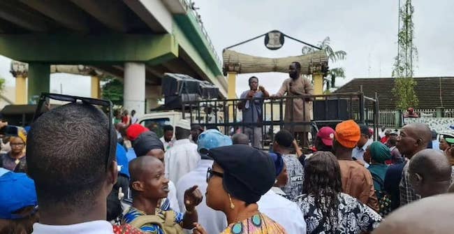 Video: Abia Workers Lock Accountant-General Out Of Office Over Non-Payment Of Salaries