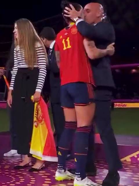 Luis Rubiales kissing 2023 World Cup winner.