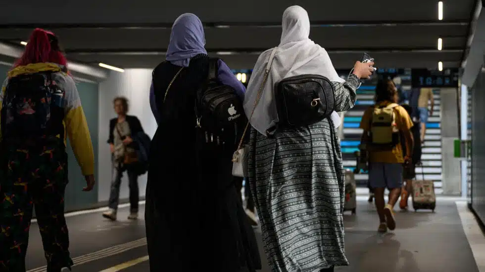 France Ban Muslim Students From Wearing Abaya Dress To School