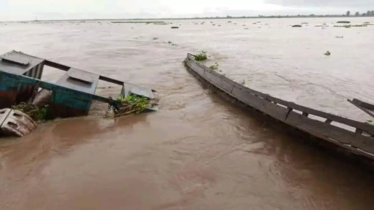 At least seventeen lifeless bodies have been recovered by rescue operators after a boat reportedly carrying 104 persons capsized in Taraba State. Naija News reported earlier that the boat capsized on Saturday, October 28, 2023, with over 100 people, mostly local traders, including women and children. The citizens were said to be returning from the Mayorenero fish market in Ardo – Kola Local Government en route to Binnari in Karim – Lamido Local Government all in Taraba State, when the incident happened. Giving an update on the incident, the National Emergency Management Agency (NEMA) on Monday that twelve persons had also been rescued alive. Speaking to BBC Hausa, the Director of Emergency Services at NEMA, Bashir Garga, said rescue operations are still ongoing. According to him, some of the victims have been buried by the riverside at Mayoreneyo and Binnari. Earlier, the acting chairman of inland water transporters in Taraba, Jidda Mayoreneyo, told Daily Trust that six of the victims were buried yesterday in Mayoreneyo. He explained that the agency had gotten the approval of the families of the victims before going ahead to bury them. Mayoreneyo added that other victims were buried at Binnari, where the boat capsized on Saturday. Jidda stated further that four more bodies recovered were buried at the riverside after approval was granted by their families. Saidu Audu, a resident, said he was at the local jetty when the boat left Mayoreneyo with many people and a heavy load. “Apart from people inside the boat, there were new motorcycles, bags of cement, bundles of sugarcane, and other items,” he said. Another resident, Dauda, also said that the boat operators usually overload their boats with passengers and load, and there is no government agency to regulate their operation. He said, "It is difficult to give the actual number of casualties and those who survived because there was no record of the actual number of passengers on board."