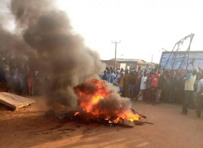 Irate Mob Set Ablaze Two Suspected Criminals In Anambra