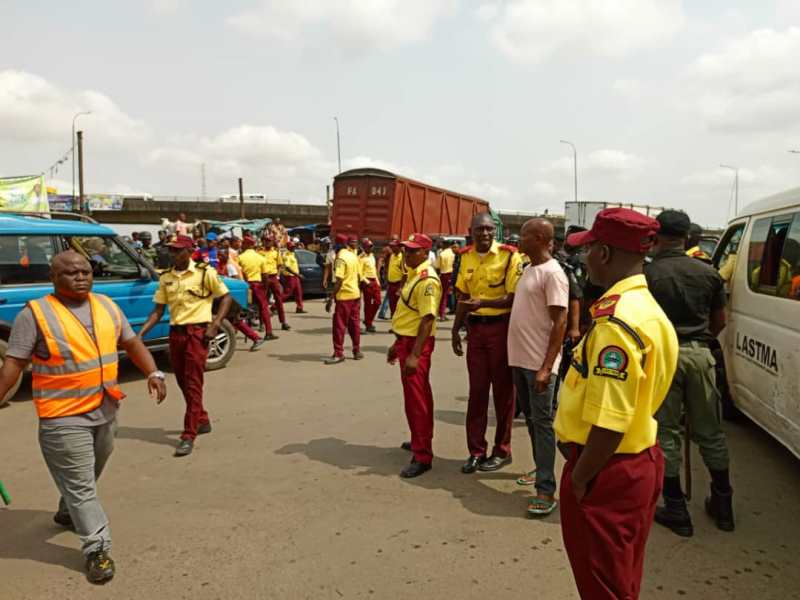 LASTMA Impounds 123 Vehicles Over Illegal Parking, Arrests 19 Suspected Criminals In Lagos