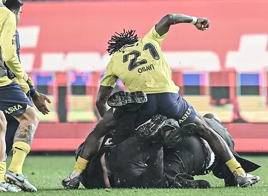 It was a very dramatic weekend for Super Eagles of Nigeria defender, Bright Osayi-Samuel, who went beyond defending the goalpost to defending his teammates at Fenerbahçe.