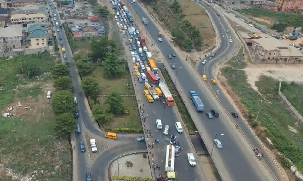 Armed Robbers Attack Lagos DPO On Otedola Bridge