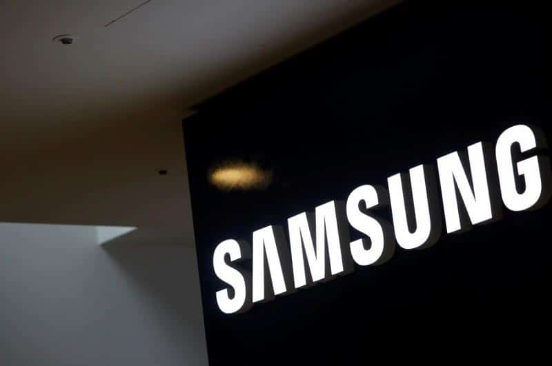 Samsung Displaces Apple, Tops Smartphone Market
