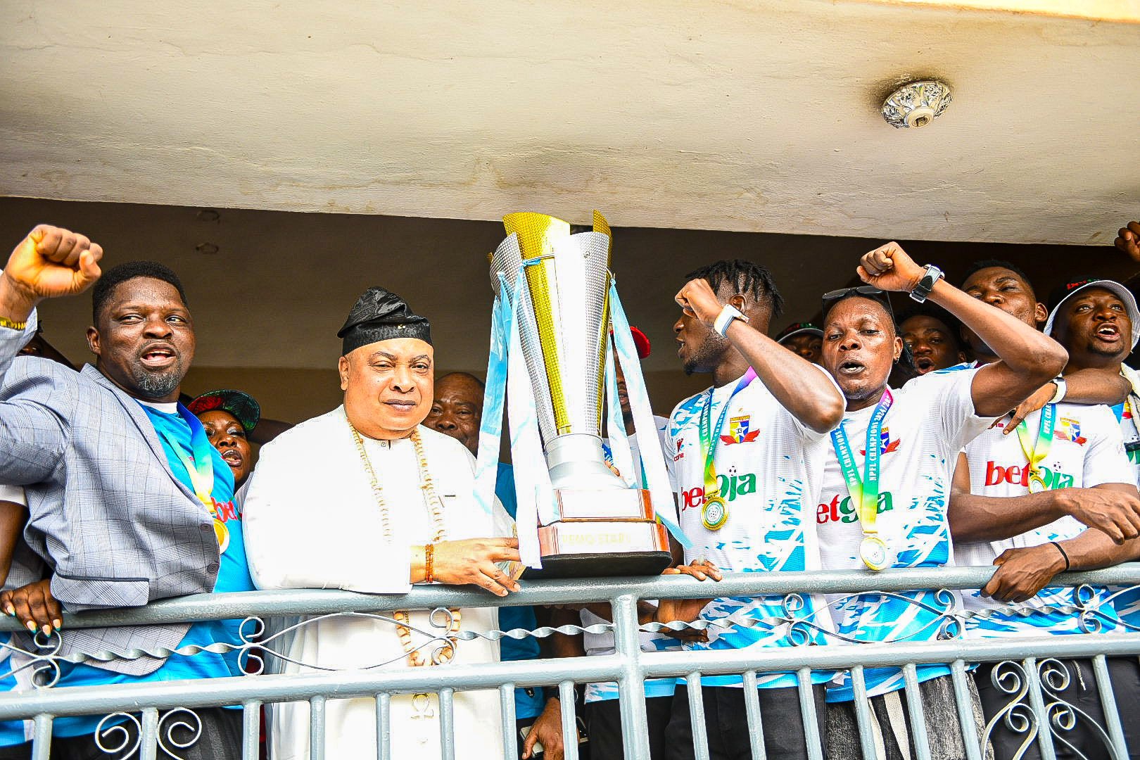 In a dazzling display of pride and triumph, Remo Stars Football Club took to the streets of Ogun State in an open-roof bus parade to celebrate their historic Nigeria Premier Football League (NPFL) title win.